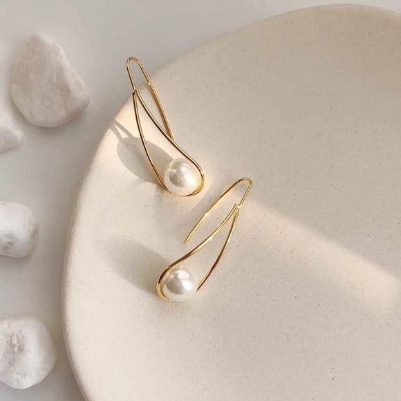 Jewelry - Minimalist Pearl Golden Earrings